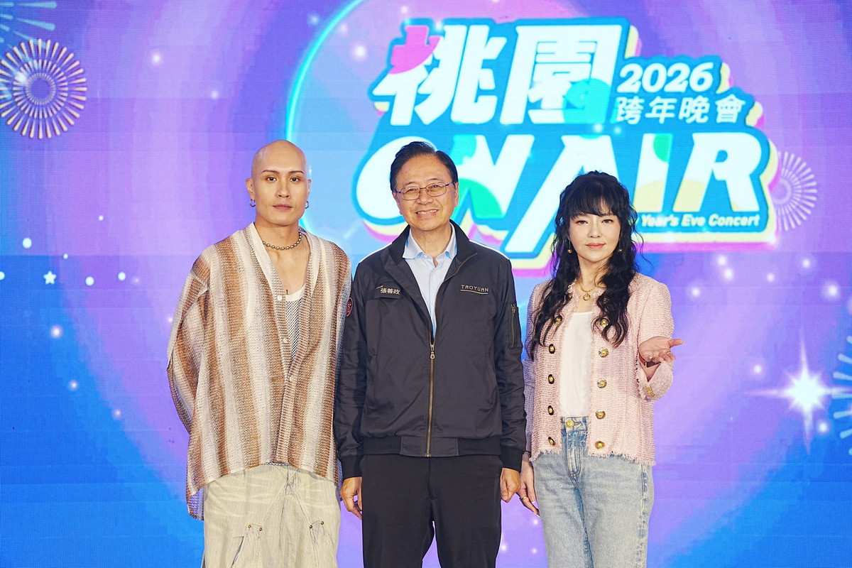 桃園市長張善政於記者會中和藝人唐綺陽、YELLOW黃宣合影。<br /><br />
