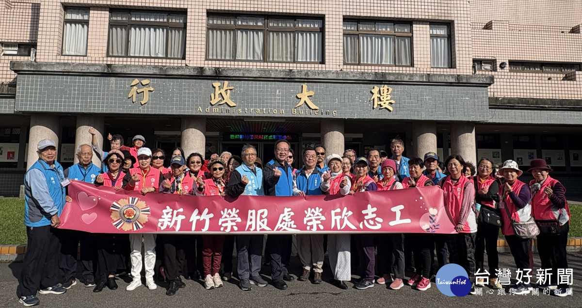 新竹榮民服務處謝榮水副處長(左七)率榮欣志工團隊訪八德榮譽國民之家。