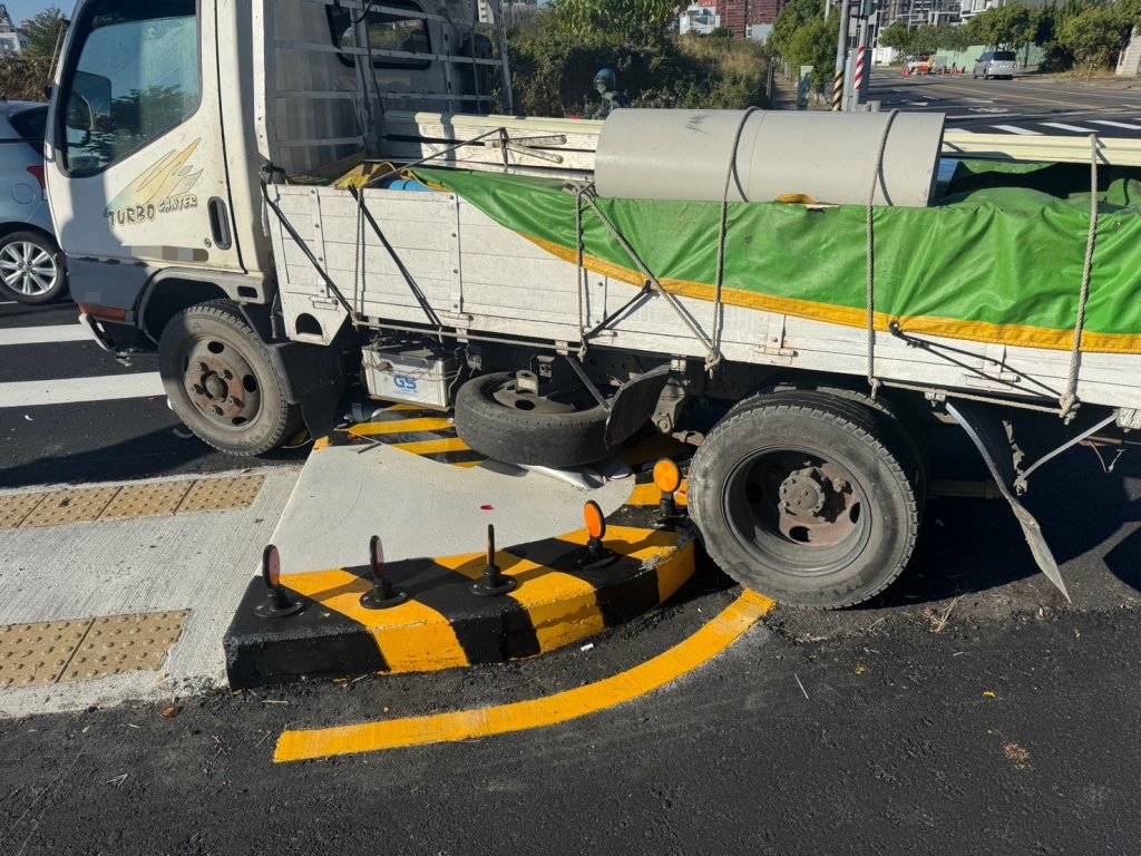 小貨車左轉「騎上」行人庇護島！四輪懸空卡死動彈不得-網友嘲諷：撞上一座島