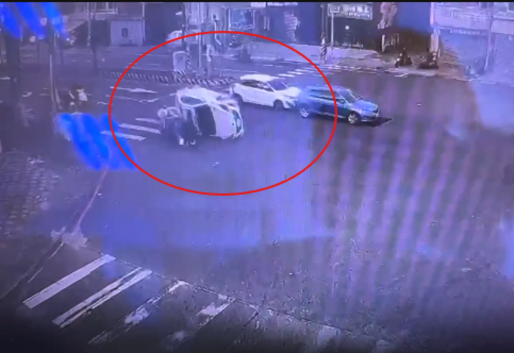 影/后里三豐路變「保齡球道」?轎車追撞再翻覆 波及2機車釀2傷