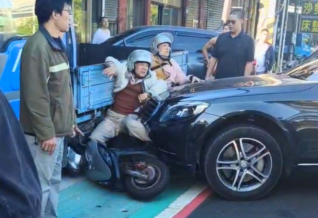 影/82歲阿伯開賓士撞雙載機車 騎士乘客變夾心餅乾卡住!民眾急推車救援