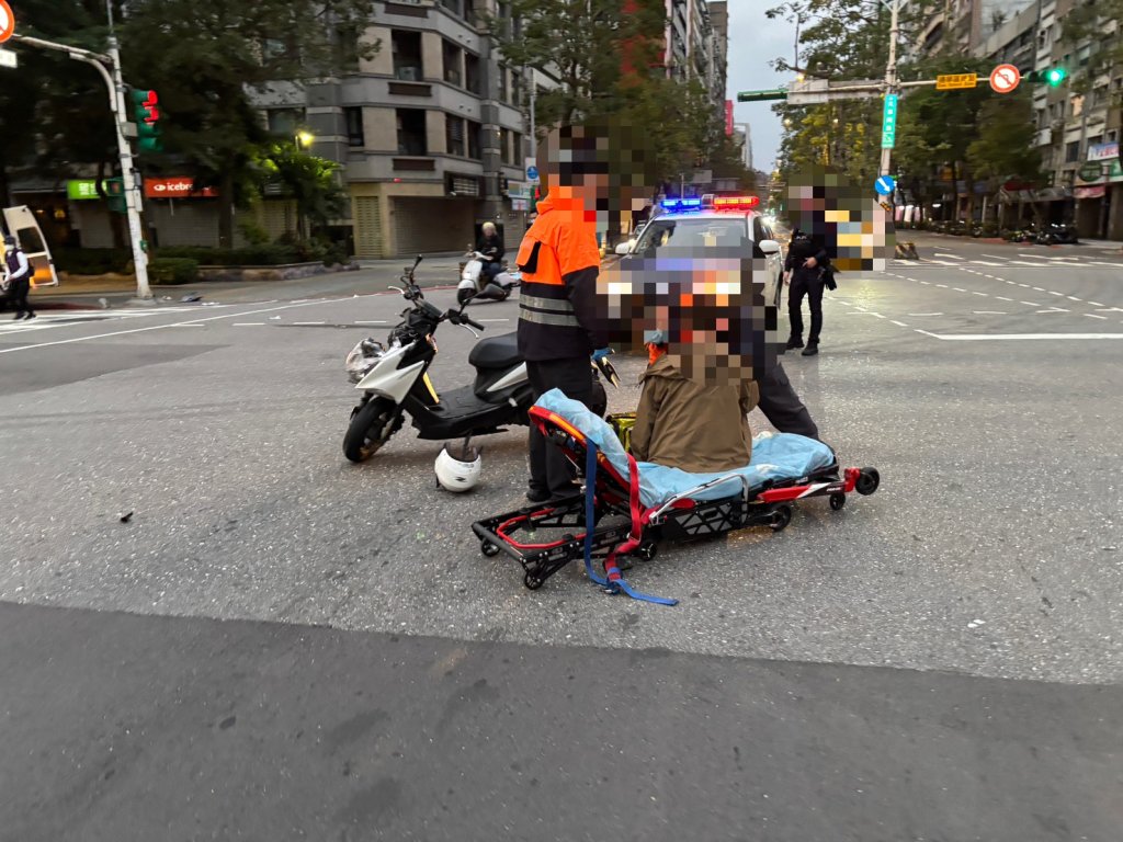 影/清晨趕上班!26歲警員撞飛9旬婦-她搶救2天不治身亡