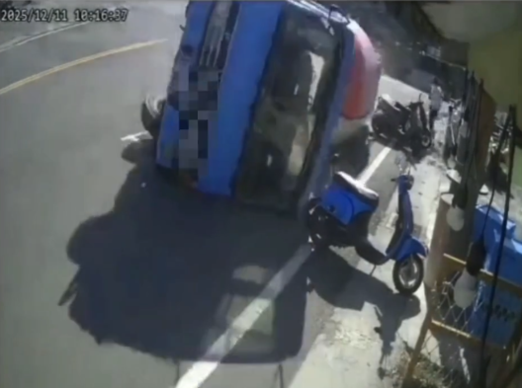 影/-小琉球水泥預拌車右轉失控整台側翻 壓毀三車畫面曝光