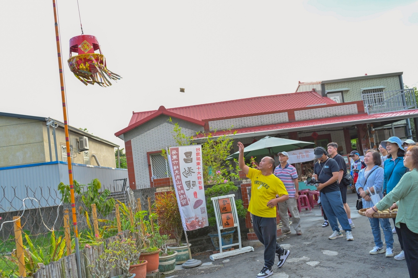 村長潘嘉明帶領參與者體驗「客家攻炮城」傳統文化活動,現場氣氛熱鬧。