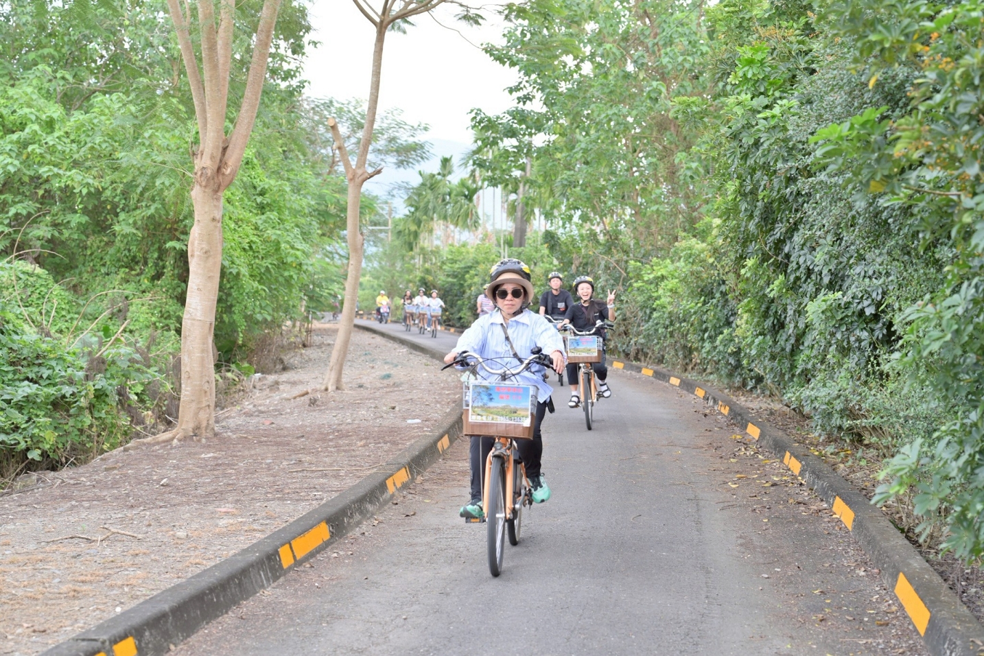 民眾騎乘單車漫遊萬巒鄉,沿途欣賞田野景緻與農村風光,享受悠閒的農村小旅行。