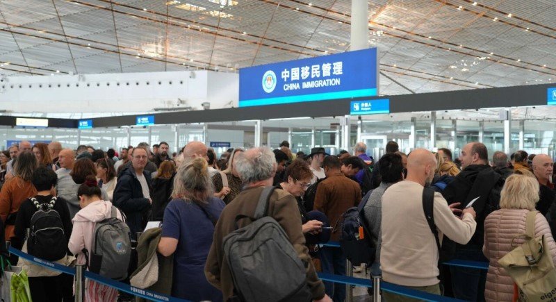 北京口岸外國人通關突破600萬 臨時入境許可“一次辦結”提升效率