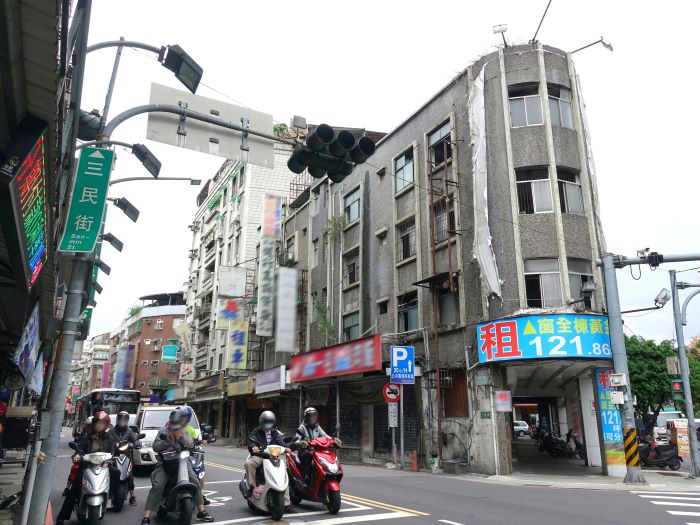 《圖說》三重立面修繕案更新前現況照。〈城鄉局提供〉
