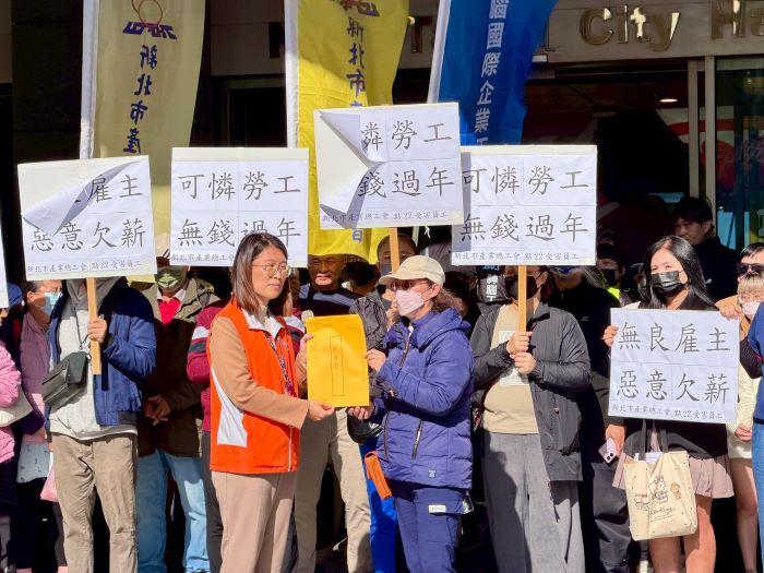 無良雇主惡意欠薪 新北裁罰24萬助勞工維權 27 《圖說》知名連鎖港式餐廳「點22」因積欠工資,近30餘名員工今日前往新北市政府南大門陳情,勞工局勞資關係科長蕭慧敏代表接下陳情書。〈勞工局提供〉