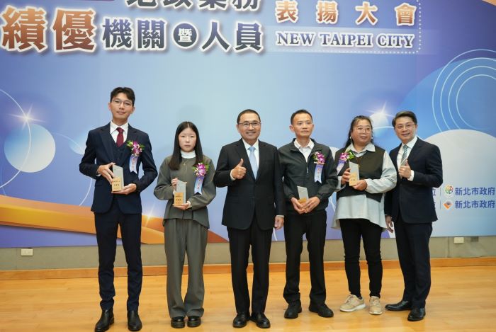 首頒「防詐」獎 新北表揚地政績優人員 24 《圖說》今年首次頒發的「績優防詐人員」獎,鼓勵第一線協助防詐的地所人員,右一為地政局長汪禮國。〈地政局提供〉