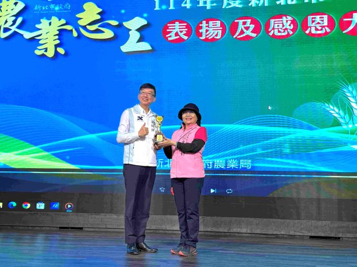 《圖說》土城區農會志工陳岫韵(右)累積服務時數超過3,000小時，更榮獲今年全國志願服務獎勵銅牌獎，成為農業志工隊中的耀眼典範。〈農業局提供〉