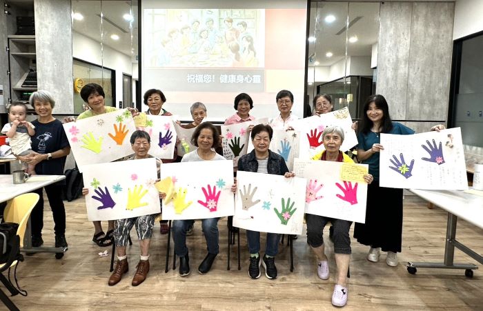 新北晚美人生課程 阿嬤卸下50年祕密重負 30 《圖說》種子老師在實習時,引導長輩畫出自己的手掌,紀錄這雙手掌所開創出的家庭和人生。〈社會局提供〉