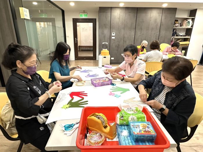 新北晚美人生課程 阿嬤卸下50年祕密重負 31 《圖說》長輩練習製作自己的手掌人生,所有的掌紋都是自己的閱歷。〈社會局提供〉