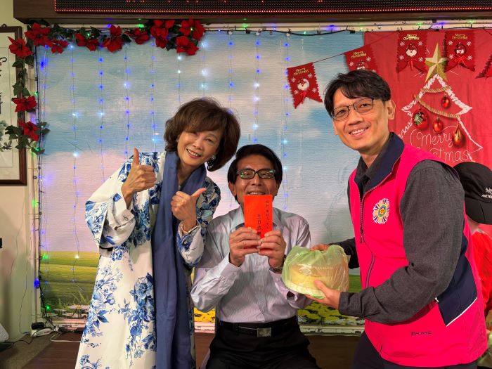 板橋榮家12月份慶生會 苗栗榮欣志工專程北上祝壽 25 《圖說》板橋榮家陳桂美家主任(左1)及苗栗榮服處總幹事(右1)與12月壽星合影並致贈生日。〈板橋榮家提供〉