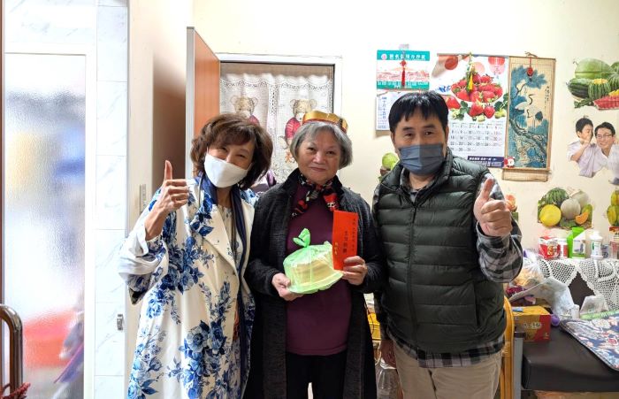 板橋榮家12月份慶生會 苗栗榮欣志工專程北上祝壽 26 《圖說》板橋榮家陳桂美家主任與12月壽星合影並致贈生日禮金及蛋糕。〈板橋榮家提供〉