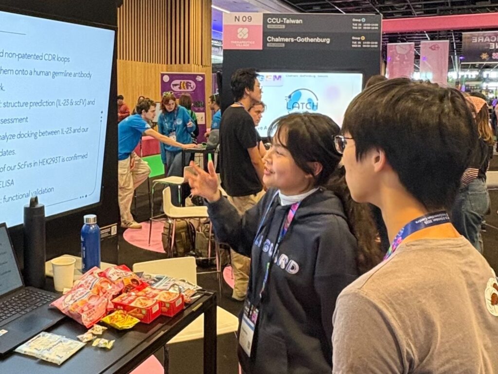 創新口服抗體平台受國際肯定 中山醫大奪巴黎 iGEM銀牌 49 02 %E4%B8%AD%E5%B1%B1%E9%86%AB%E5%A4%A7iGEM%E5%9C%98%E9%9A%8A%E6%88%90%E5%93%A1%E5%90%91%E4%BE%86%E8%87%AA%E4%B8%96%E7%95%8C%E5%90%84%E5%9C%8B%E7%9A%84%E5%8F%83%E8%B3%BD%E9%81%B8%E6%89%8B%E4%BB%8B%E7%B4%B9%E7%A0%94%E7%A9%B6%E8%A8%88%E7%95%AB%E3%80%82
