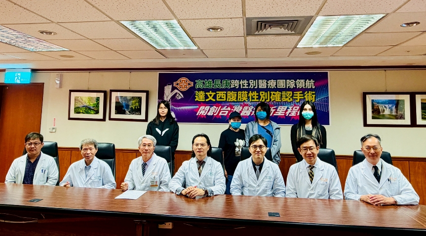 ▲ 高雄長庚跨性別醫療團隊左-右精神科許智維醫師、內分泌科郭銘俊醫師、副院長陳武福、整形外科蔡岳儒醫師。泌尿外科陳柏諺醫師、外科部謝青華部長、精神科林博彥教授(記者李堂安翻攝)
