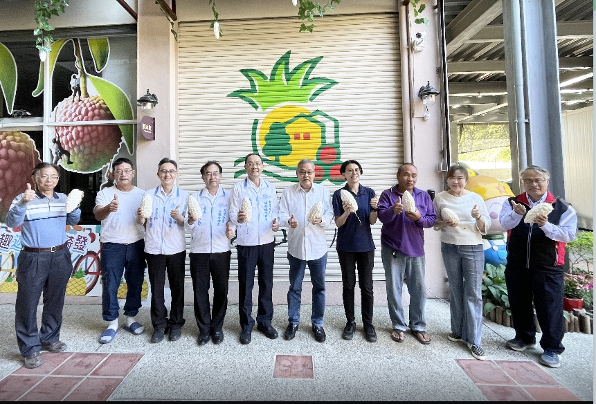 ▲ 圖說:台塑總經理室駐廠資深經理楊志成(左五)出席苦瓜品鑑活動。(記者李堂安翻攝)