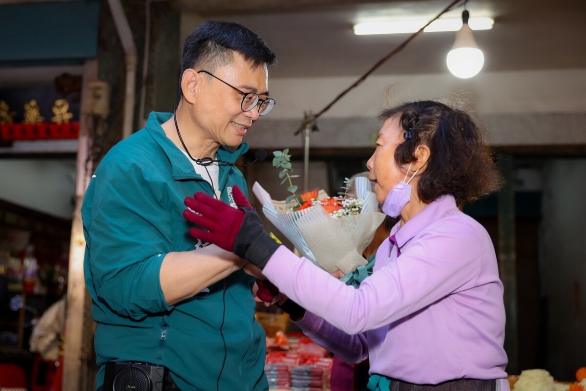 ▲賴瑞隆委員走進市場民眾主動趨前握手他加油打氣。(圖/賴瑞隆委員辦公室提供)