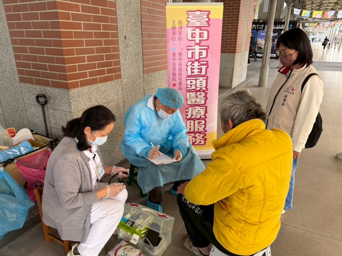 ▲守護街友健康,中市社會局試辦街頭醫療服務。(圖/中市府提供)