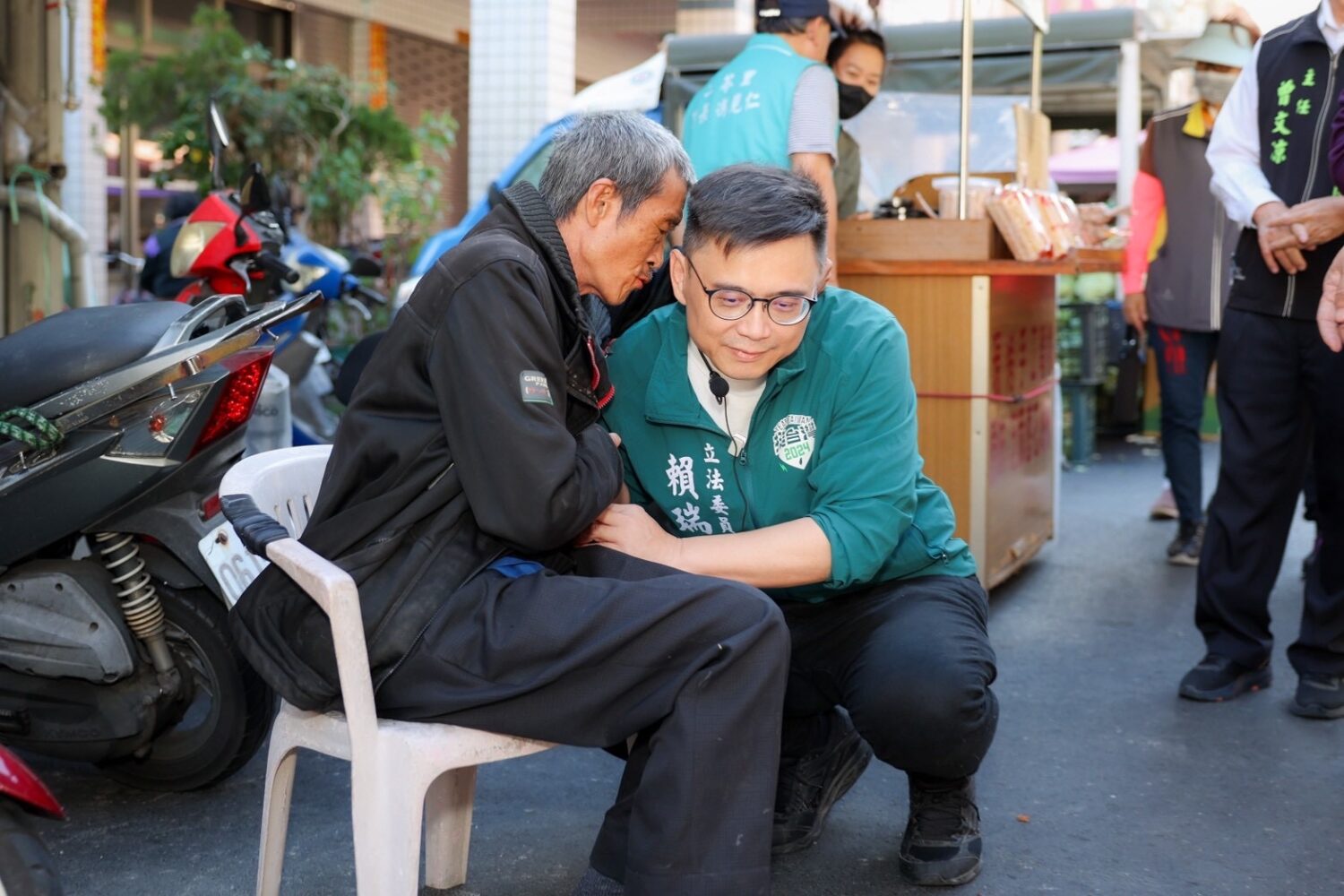 賴瑞隆至小港二苓市場掃街 民眾自發送花加油打氣 賴瑞隆:謙卑誠懇、傾聽民意