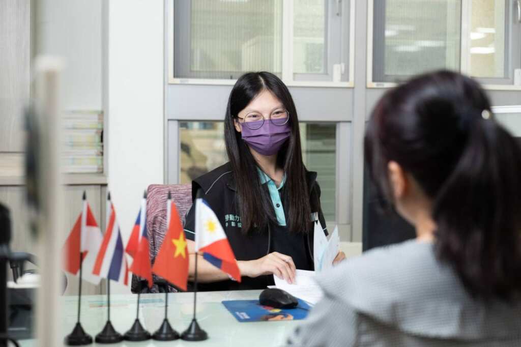 ▲轉換中心提供越南、印尼、泰國及菲律賓等四國移工母語專人服務(中彰投分署提供)