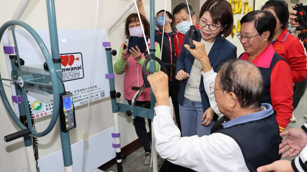 ▲彰化縣長擬參選人黃秀芳牽線台灣生技磐石會，捐贈市價百萬的復健器材給各鄉鎮關懷據點。（記者林明佑攝）