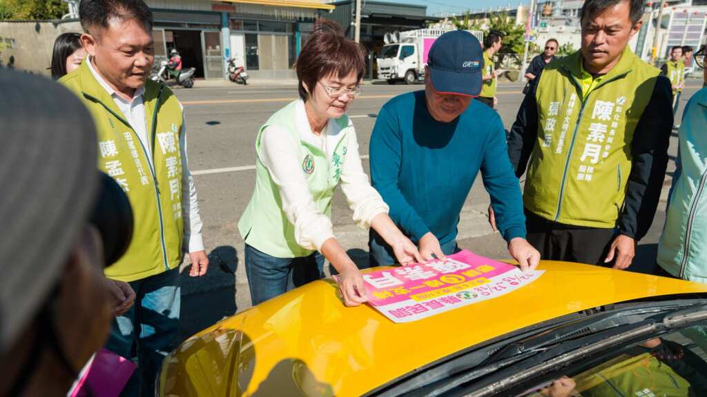 ▲民進黨彰化縣長擬參選人陳素月今日舉行「千人車貼,唯一支持陳素月」記者會,貼上醒目的「唯一支持陳素月」專屬車貼,幫素月宣傳。(記者林明佑翻攝)