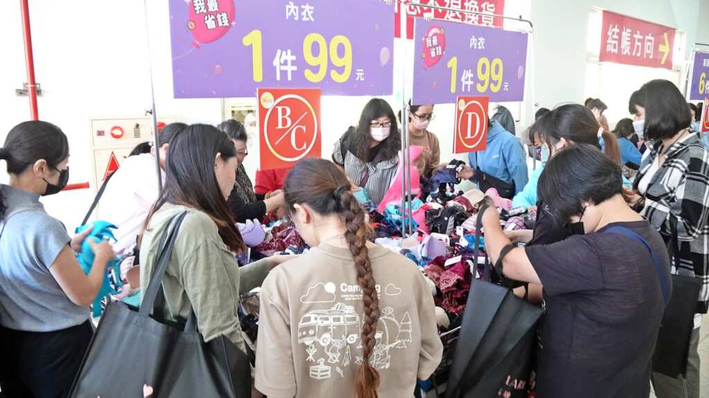 ▲曼黛瑪璉與瑪登瑪朵廠慶嘉年華將於12月12日(五)至12月14日(日)連續三天熱鬧登場,今日下午特別開放讓忠實顧客搶先入場選購,現場人潮滿滿。(記者林明佑攝)