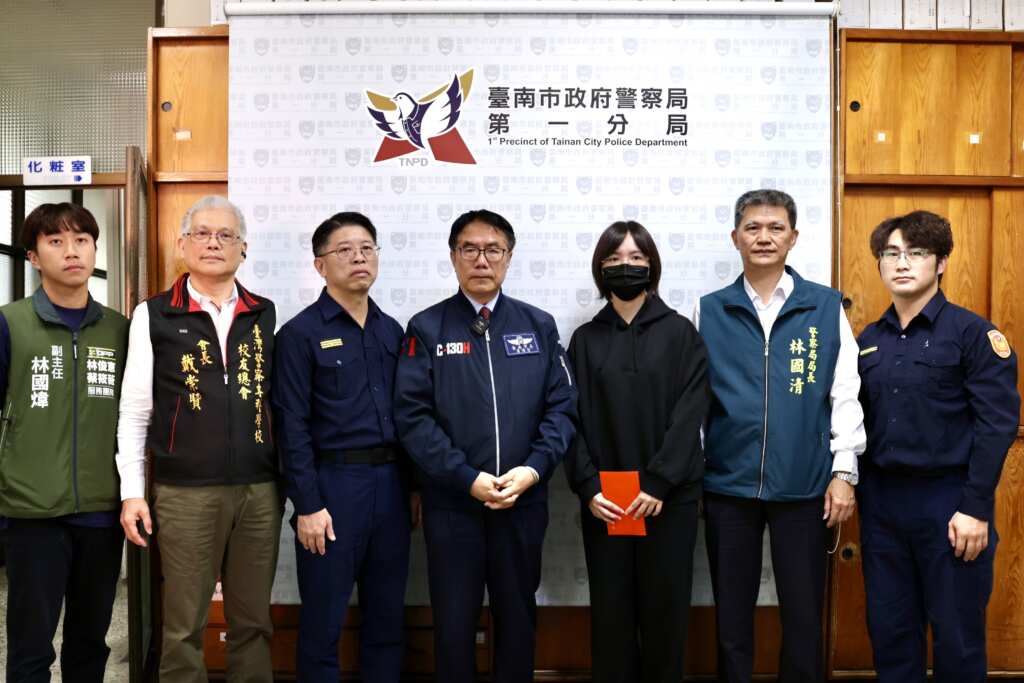 ▲黃偉哲(中間)慰問第一分局取締交通違規遭民眾持斧頭攻擊受傷警員(右三) 並致贈慰問金。