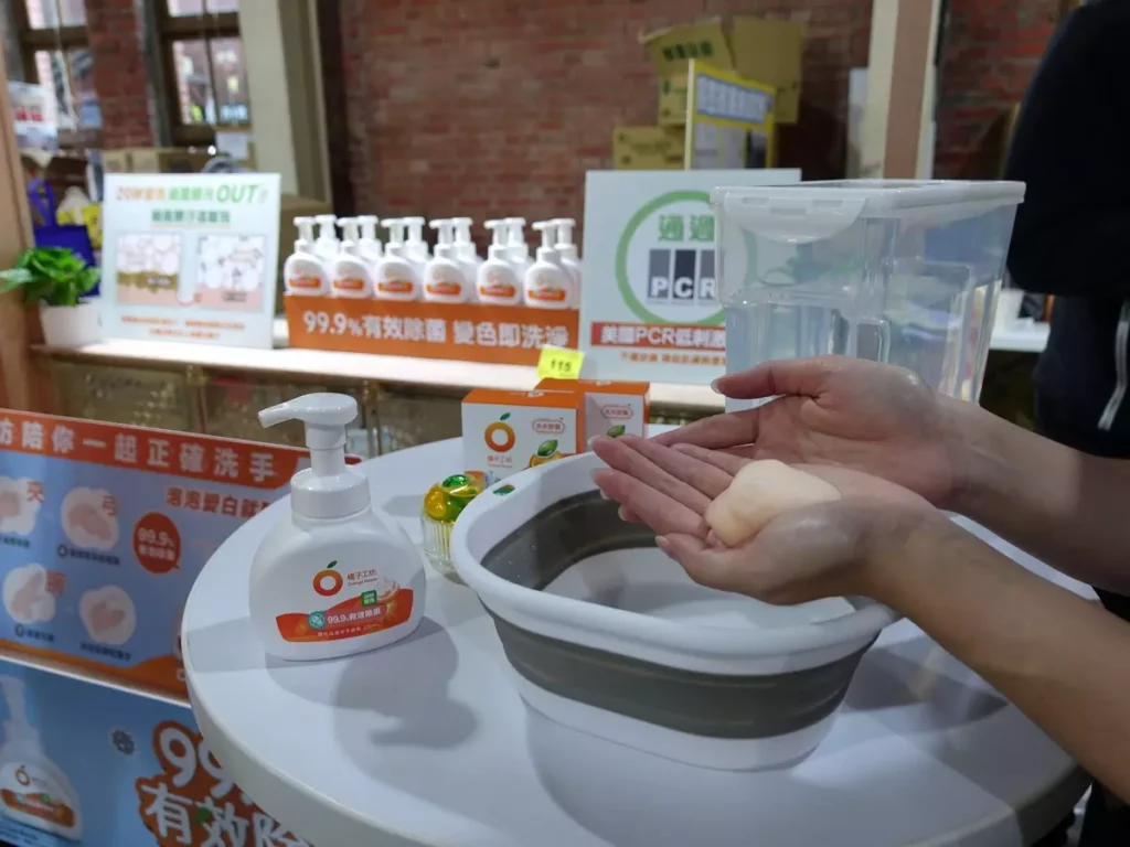 橘子工坊參與家樂福世界風味節活動,現場供消費者體驗橘子工坊「變色泡泡洗手慕斯」