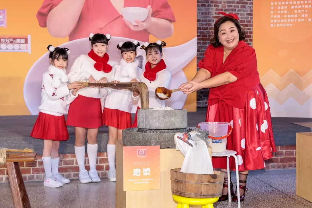 桂冠品牌大使鍾欣凌與小朋友體驗傳統湯圓古法-磨漿