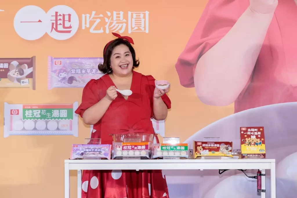 桂冠品牌大使鍾欣凌品嘗新品提拉米蘇湯圓