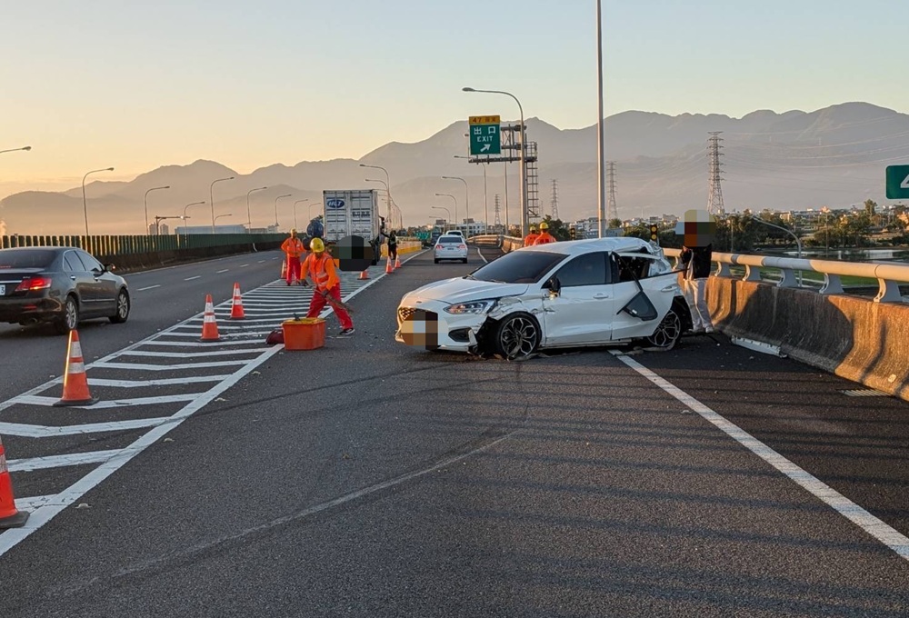 農用車誤逆向闖國道 撞轎車聯結車再追撞幸無人傷 211 cnews204251211a02