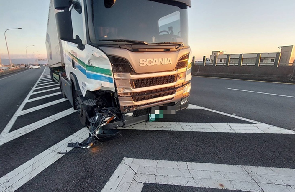 農用車誤逆向闖國道 撞轎車聯結車再追撞幸無人傷 212 cnews204251211a03