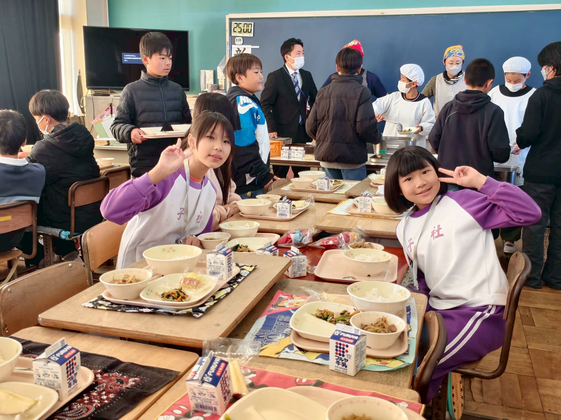 桃園新屋社子國小師生赴日交流 培養學童全球視野 社子國小09 與榮小學學生一起共用午餐 0 0