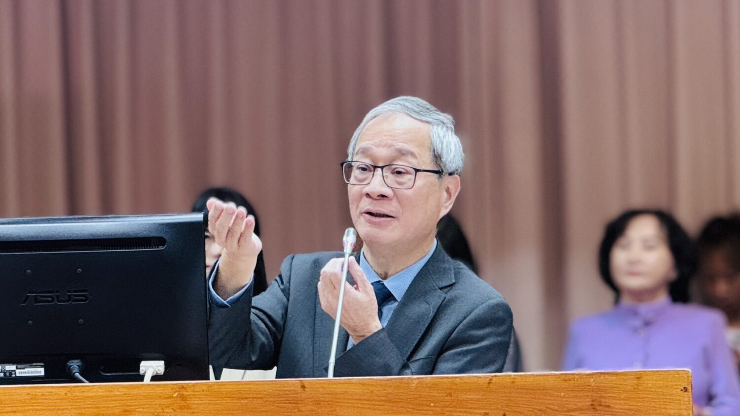 李遠承諾文化部將於三個月內研議公共媒體資料收費標準。(圖/葛如鈞國會辦公室)