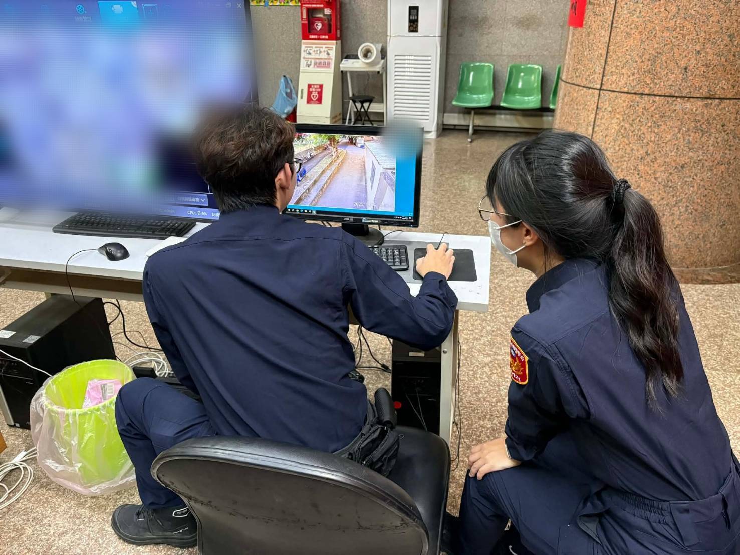 員警打算調閱監視器時,值班同仁剛好接獲飼主來電協尋,最終飼主范先生成功領回迷途愛犬。(記者翻攝)