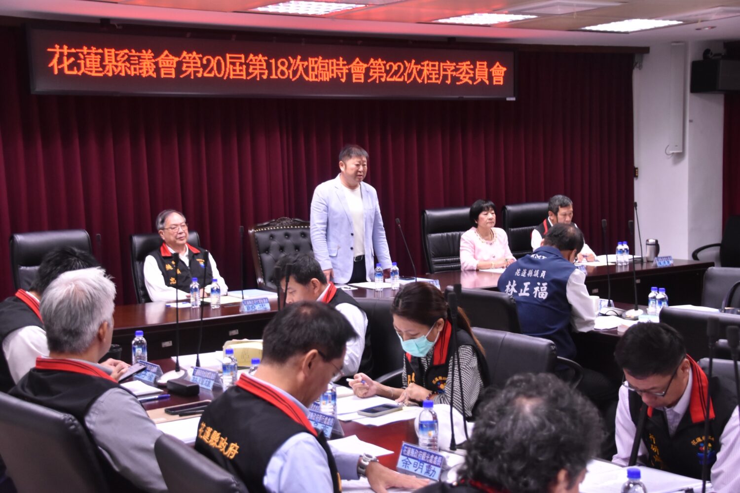 花蓮縣議會議長張峻（站立者）呼籲縣府立即完成預算修正，啟動實質重建，讓受災家庭真正看到希望。