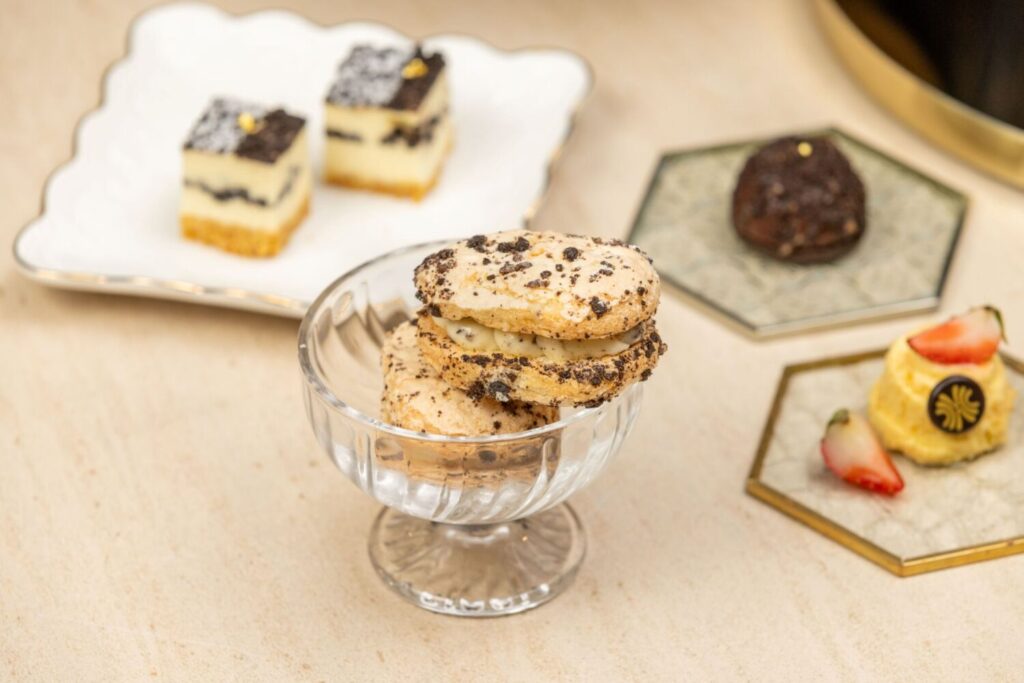 「達克瓦茲 OREO」在達克瓦茲的堅果香氣之上融入 OREO 巧克力碎片，為蛋糕體增添色澤與濃郁可可香。（圖／flavor 風格美食指南 提供）