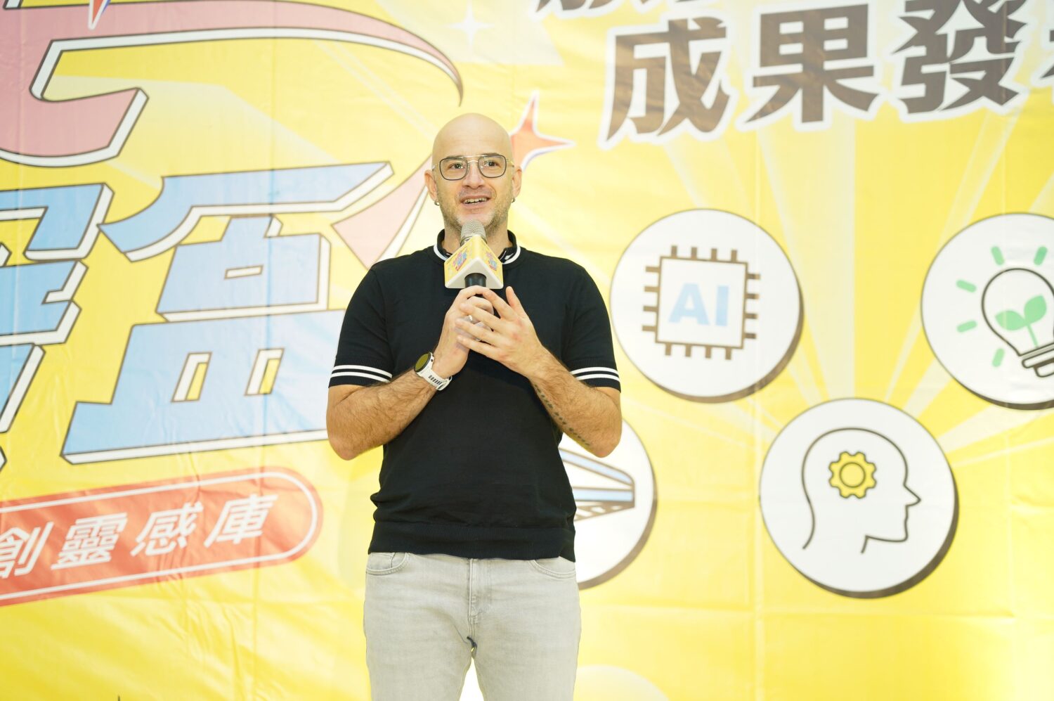 擔任活動評審的吳鳳強調,青年公共參與競賽提案相當多元,期望落實。(圖/記者黃溎芬翻攝)