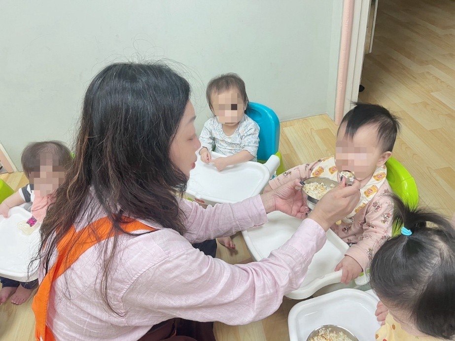 ▲桃竹苗分署運用「僱用獎助計畫」搭配「婦女再就業計畫」成功推介許小姐至托嬰中心擔任托育人員。