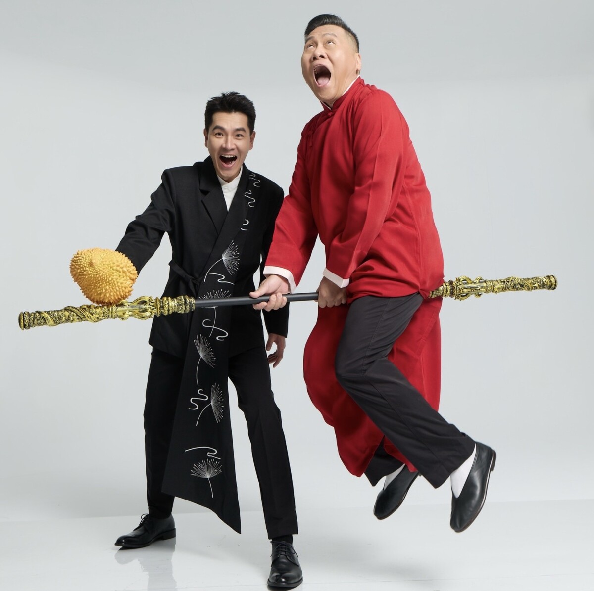 ▲王傳一攜手「相聲大師」朱德剛，共組全新舞台組合，推出相聲脫口秀作品《壹加一剛好比三小》。