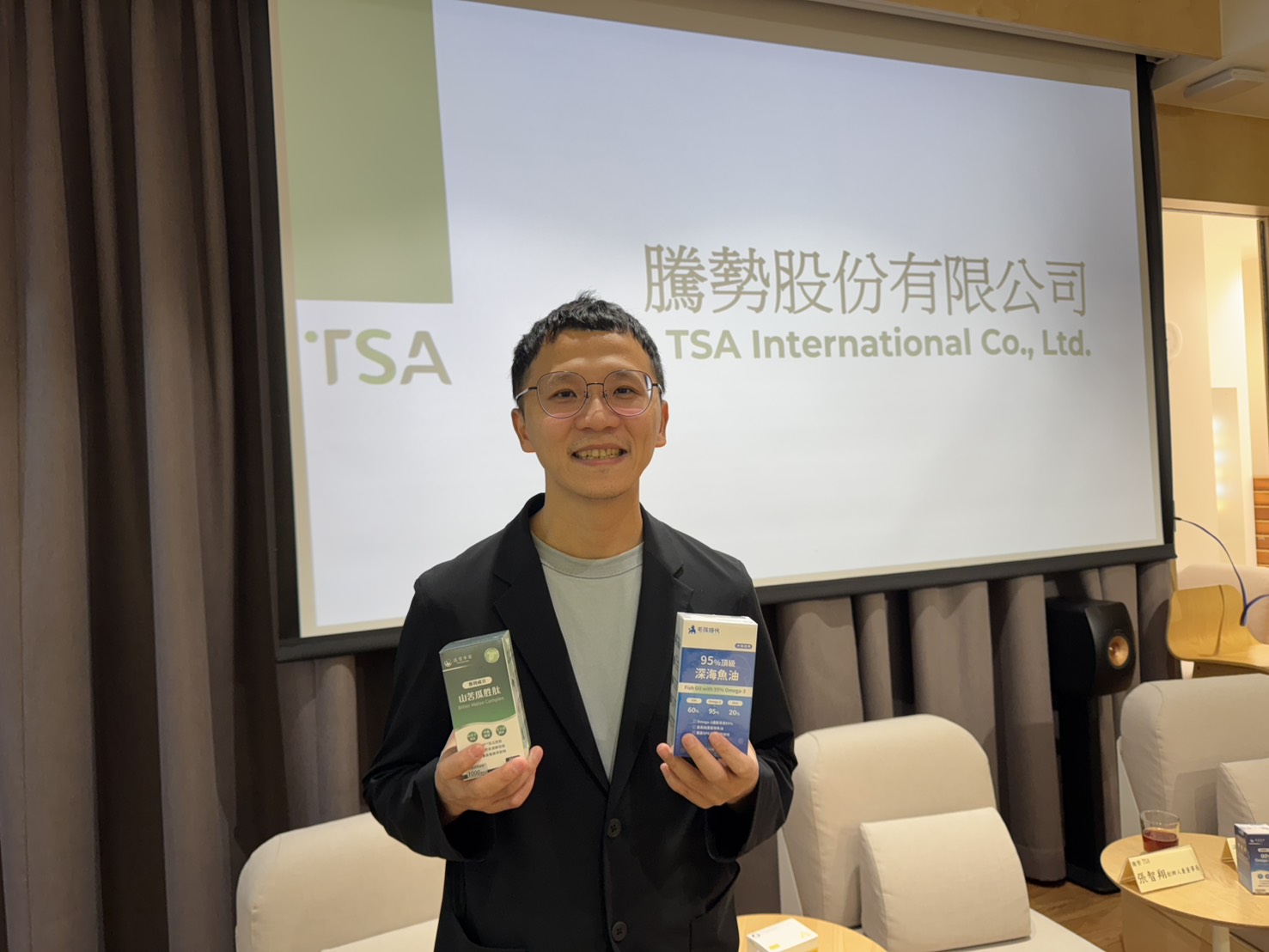 騰勢以「全通路×多品牌×數據驅動」的營運模式，提升品牌滲透率與市場份額，敲開保健品+寵物保健雙金礦市場，獲藥局、實體與電商通路巨頭青睞，打造健康新國力。圖中為創辦人兼董事長張智翔。