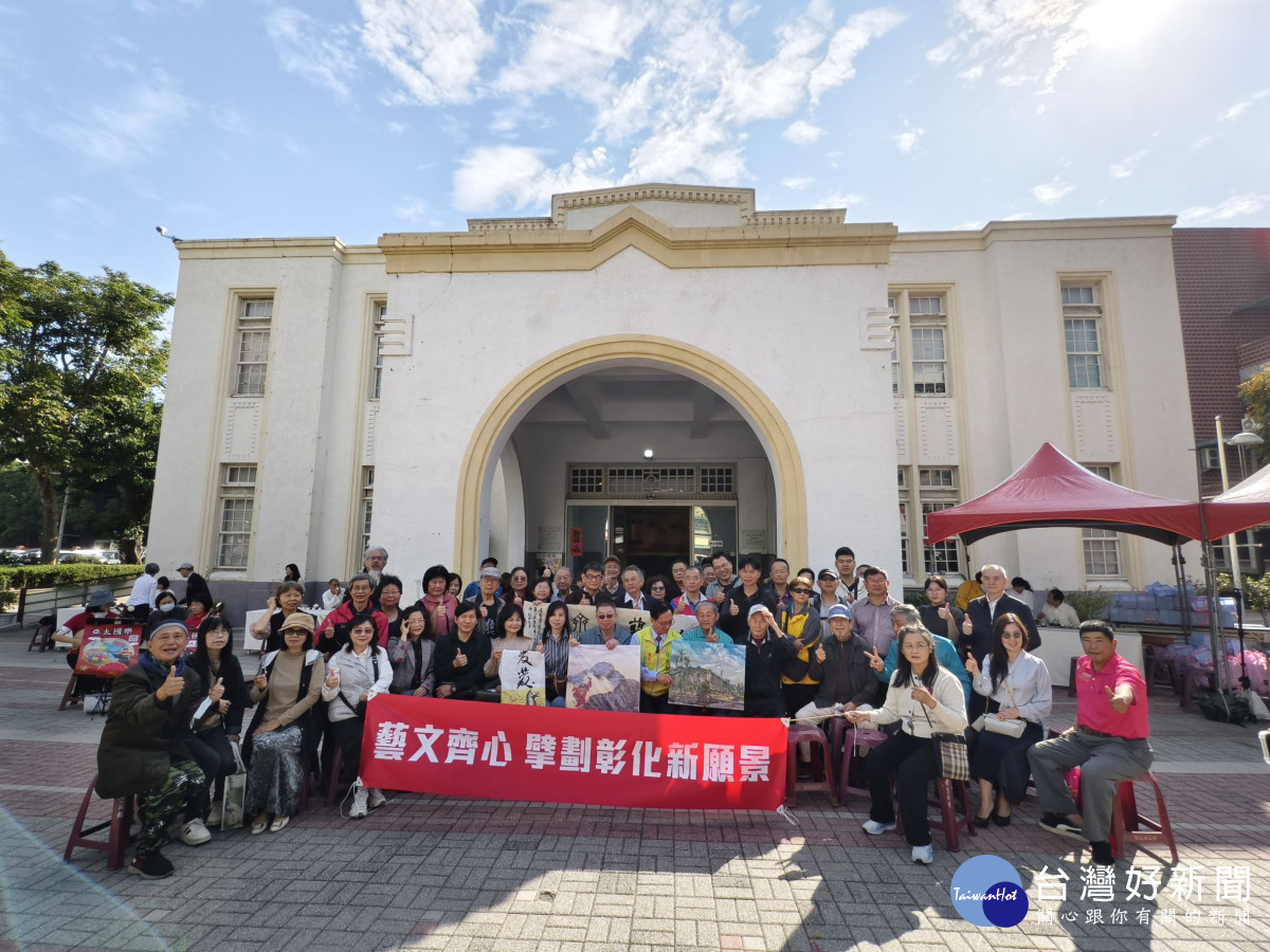 藝術家群集充滿藝術氛園的彰化藝術館力挺林世賢選縣長。圖／記者鄧富珍攝