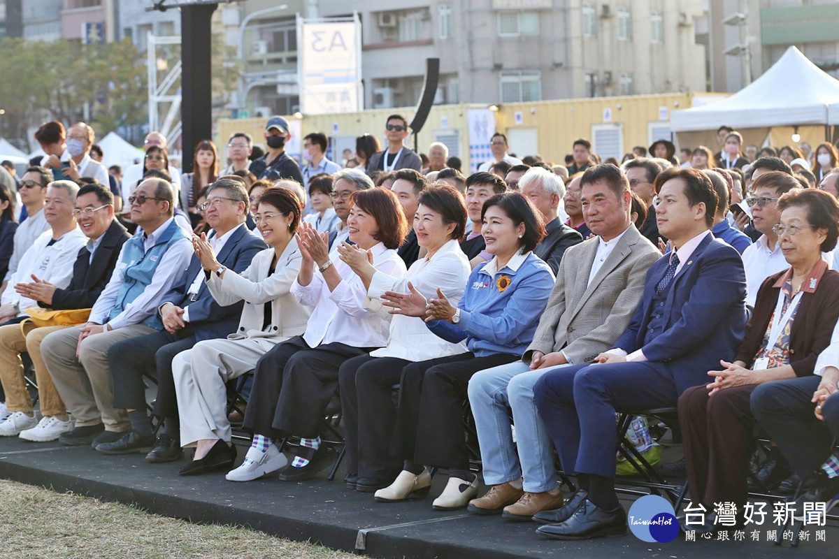 「320+1 嘉義市城市博覽會」今(12)日在嘉義市政府北棟大樓預定地廣場盛大開幕,市長黃敏惠與來自全台各地的縣市首長共同出席/市府提供