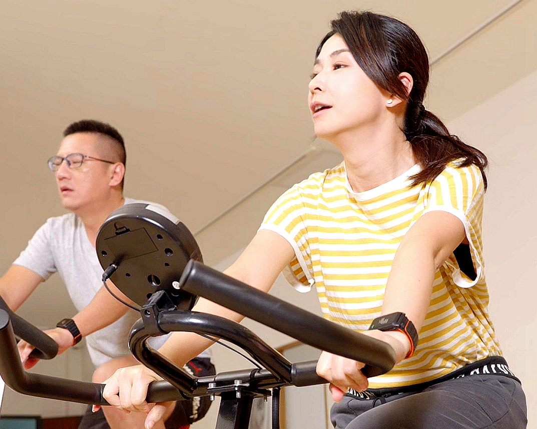 圖／JACFIT JMATE2運動手環另一項受到年輕族群熱烈討論的亮點，是「多人參與與社群競賽」所帶來的動力。（成強科技提供）