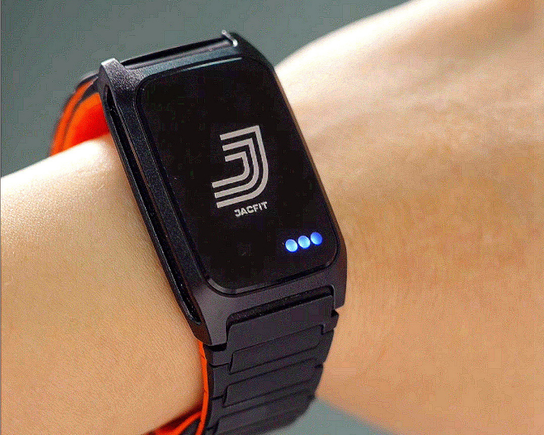 圖／JACFIT最新推出的 JMATE2運動手環，把運動從一件需要意志力克服的事情。（成強科技提供）