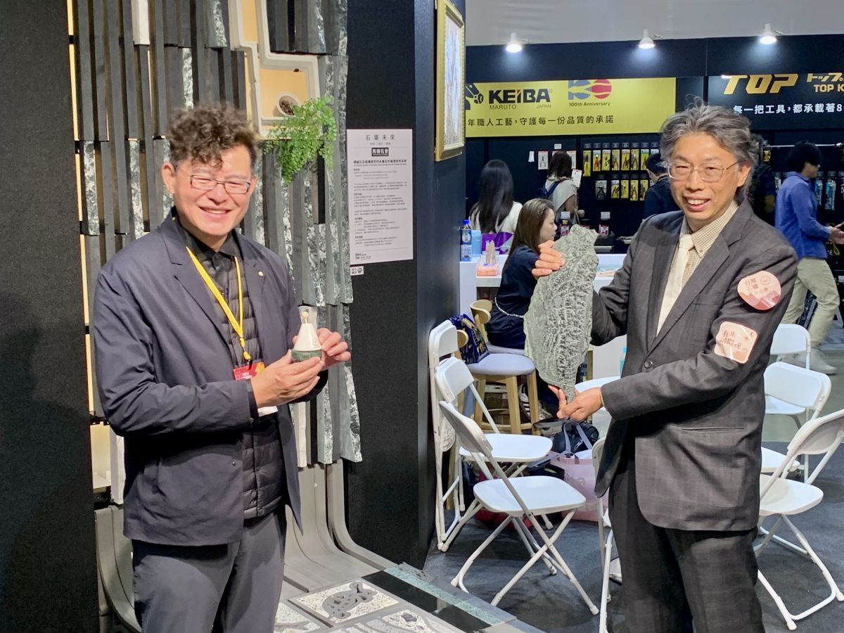 圖/台北市室內設計裝修商業同業公會理事長謝坤學(左)與台灣區石礦製品工業同業公會理事長黃建堯展示石材製品。(石礦製品工會 提供)