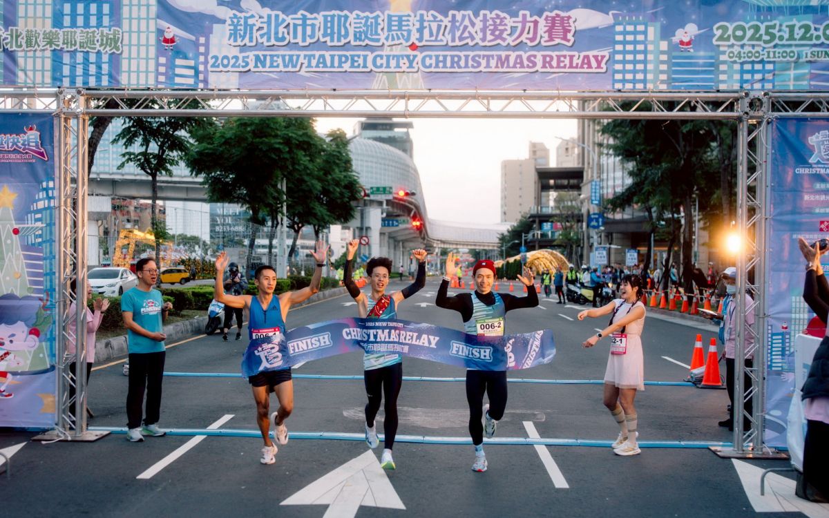 圖/「新北市耶誕馬拉松接力賽」的一般競賽組,由「環保謙虛搶第一」奪冠。(新北市政府觀光旅遊局提供)