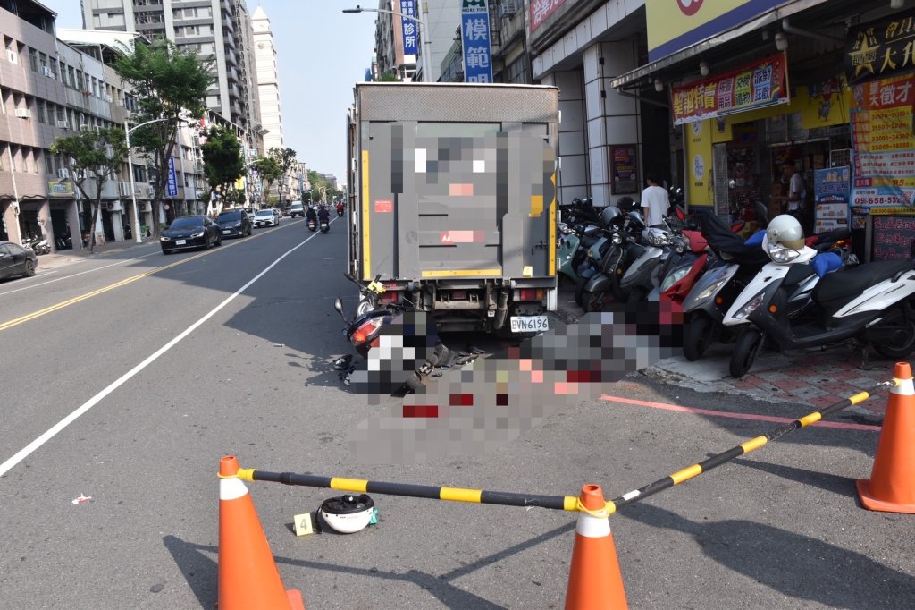 快訊/驚悚瞬間曝!高雄警巡佐「表現優異」 撞違停斷送性命